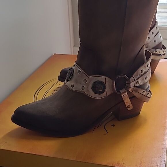 Corral Ladies Bronze Harness & Studs Pointed Toe Boots Size 7M NWT - Picture 4 of 6